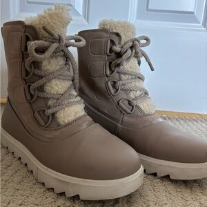 Sorel winter boots. Size: W 8.